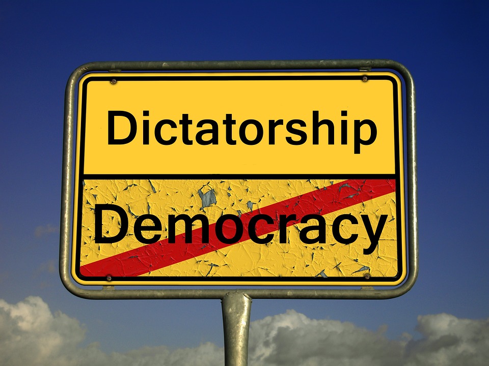 demokracie nebo diktatura